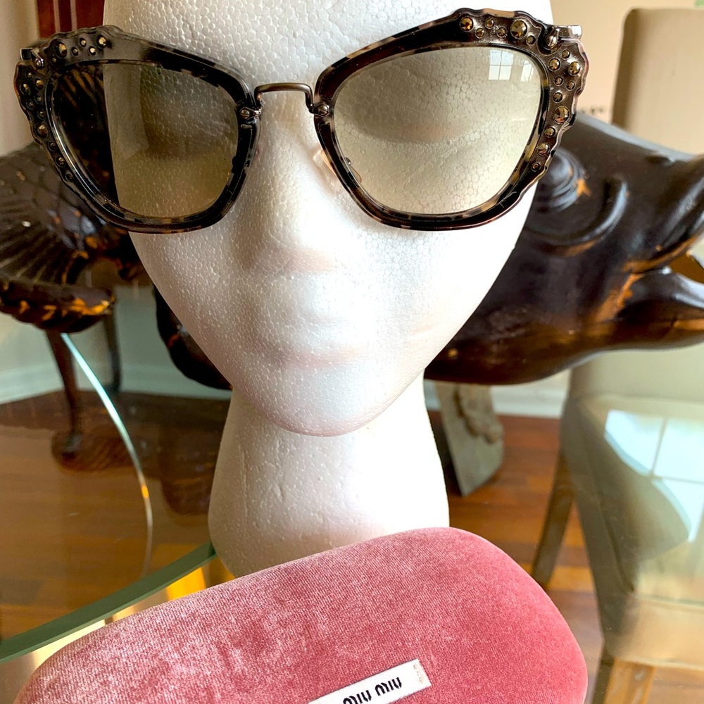Miu Miu sunglasses Excellent condition w/ case